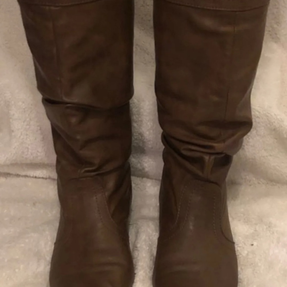 Boots - Picture 4 of 7